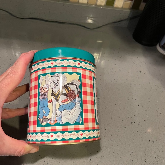 3 Raggedy Ann and Andy vintage tin containers - Picture 3 of 8